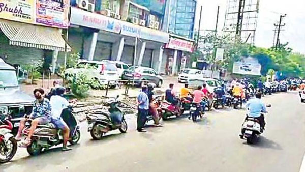 Aditya Thackerays birthday: Shiv Sena distributes petrol at Rs 1 per litre in Dombivli Aditya Thackerays birthday: Shiv Sena distributes petrol at Rs 1 per litre in Dombivli