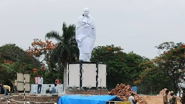 దేశ ఆర్ధిక రంగాన్ని సంక్షోభం నుండి గట్టెక్కించిన మేధావి.. పీవీ కాంస్య విగ్రహ ఏర్పాటుకు సన్నాహాలు..