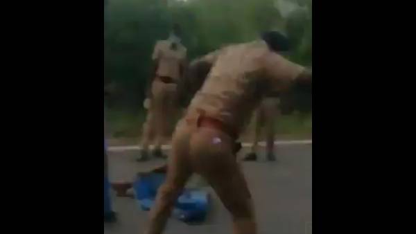 నడిరోడ్డులో పడేసి రెచ్చిపోయిన ఎస్ఐ