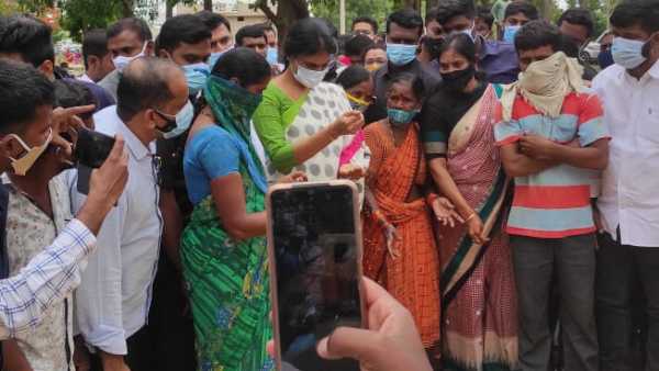 Telangana: YS Sharmila meet farmers at Parigi and demand to purchase soaked paddy with MSP Telangana: YS Sharmila meet farmers at Parigi and demand to purchase soaked paddy with MSP