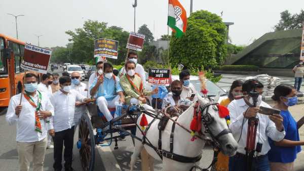 Petrol and Diesel prices again hiked, Congress workers staged protests against rising fuel rates Petrol and Diesel prices again hiked, Congress workers staged protests against rising fuel rates