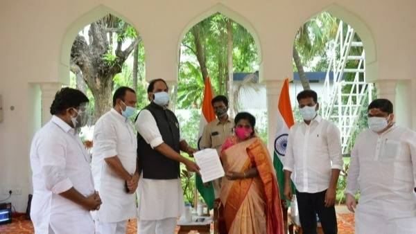 రెండవ దశను అధిగమంచడంలో మోదీ విఫలం.. ఇక మూడో దశను ఎలా ఎదుర్కొంటారన్న టీపీసిసి నేతలు..