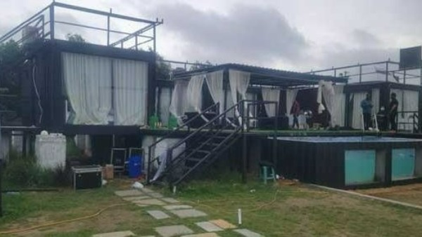 తాగిన మైకంలో యువతీయువకుల హంగామా..