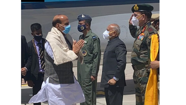Defence Minister Rajnath Singh meets with Army veterans in Leh during 3 days Ladhak visit Defence Minister Rajnath Singh meets with Army veterans in Leh during 3 days Ladhak visit