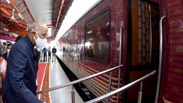 సొంతూరికి రైలులో..