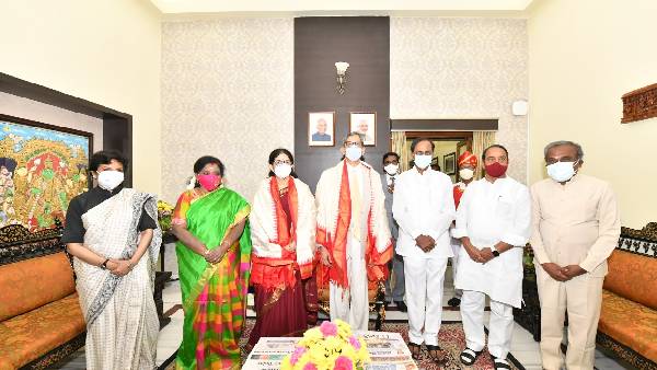 ఎయిర్ పోర్టులోనూ సందడి
