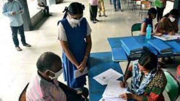 కరోనా సెకండ్ వేవ్ దెబ్బకు భయాందోళనలో ప్రజలు ... స్కూల్స్ ఇప్పుడే వద్దని ఆందోళన
