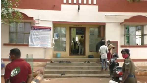 ఉద్యోగాలు....ఒకే ఇంట్లో సహజీవనం