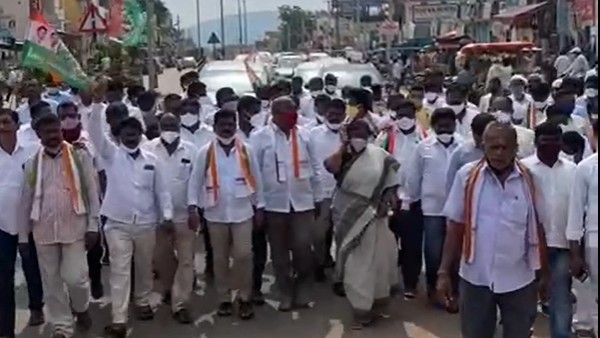 ములుగు పార్టీ శ్రేణులతో కలిసి భారీ ర్యాలీ