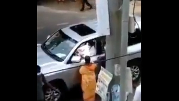 Tamil Nadu CM MK Stalin stops his car for receiving a memorandum from a woman Tamil Nadu CM MK Stalin stops his car for receiving a memorandum from a woman