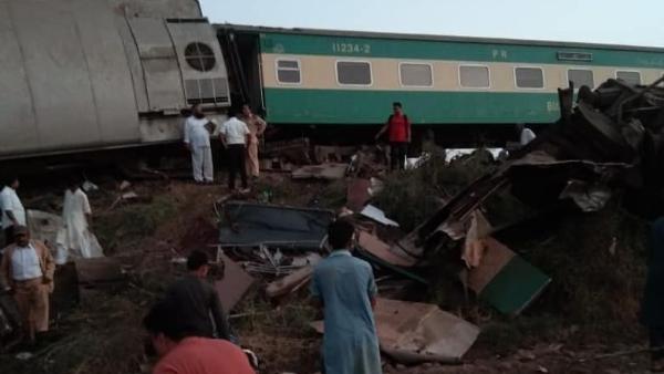 Many killed as two trains collide in southern Pakistan: Officials Many killed as two trains collide in southern Pakistan: Officials