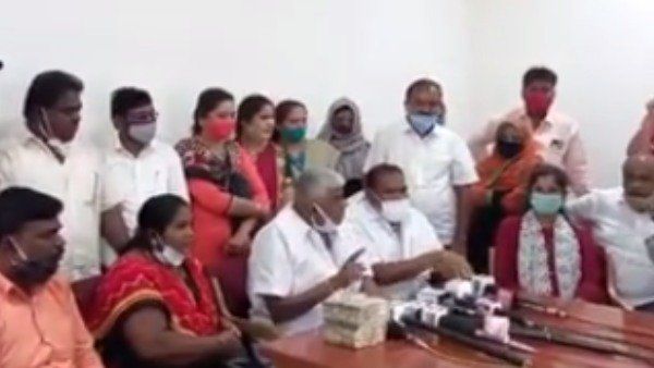 ప్రెస్ మీట్...... టేబుల్ మీద రూ. 10 లక్షల క్యాష్