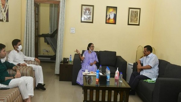 Arvind Kejriwal meets Mamata Banerjee in delhi, discusses political issues Arvind Kejriwal meets Mamata Banerjee in delhi, discusses political issues