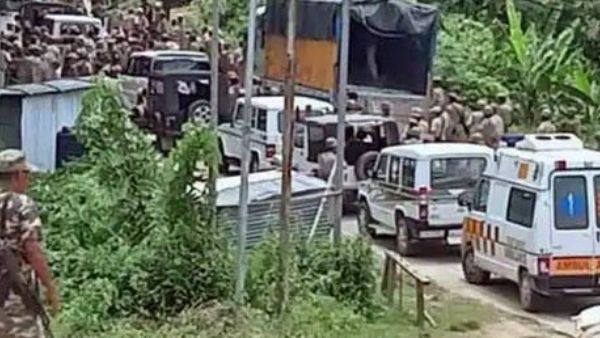 ఒకరిపై ఒకరు ఆరోపణలు