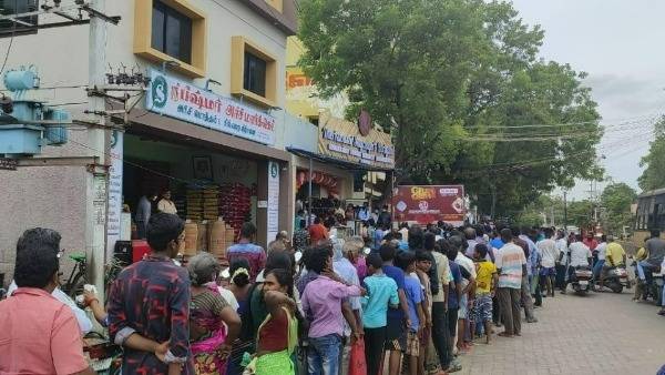 బిర్యానీ కోసం హోటల్ వద్ద ఎగబడ్డ జనం