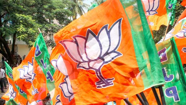 సామాజిక సమీకరణాలపై ఎటూ తేల్చుకోలేక...