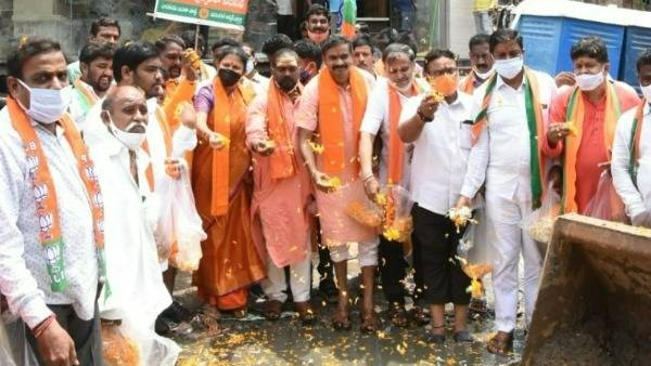 వరంగల్లో బీజేపీ వినూత్న నిరసన .. గుంతల రోడ్లకు పుష్పాభిషేకం