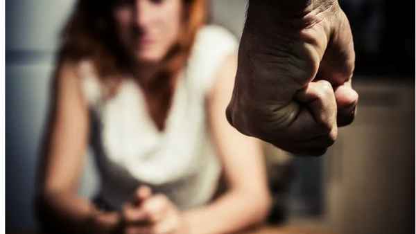 క్రిమినల్ లాయర్. కిలాడి భార్య