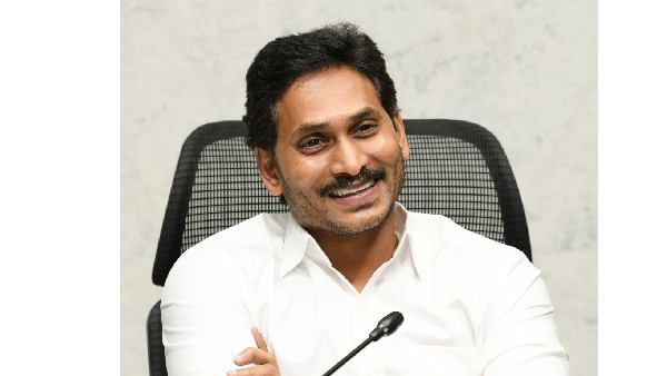 పీజీ టీచర్లతో పిల్లలకు బోధన