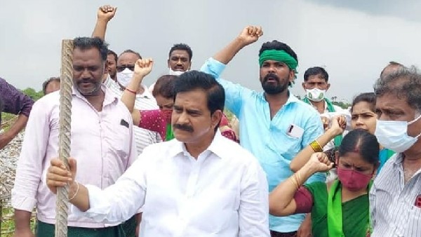tdp leader devineni uma allegedly attacked by ysrcp, chandrababu slams mylavaram mla tdp leader devineni uma allegedly attacked by ysrcp, chandrababu slams mylavaram mla