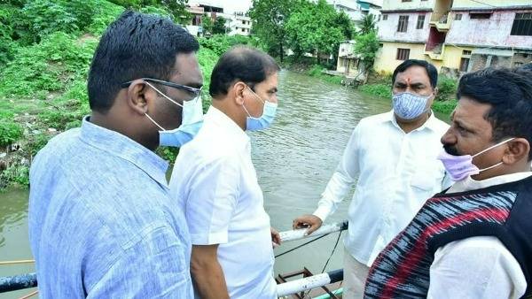 మహబూబాబాద్, ములుగు జిల్లాలలోనూ పొంగుతున్న వాగులు .. రాకపోకలు బంద్