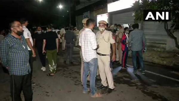 Delhi: Firing Near Bada Hindu Rao Hospital, Two Dead, Several Injured Delhi: Firing Near Bada Hindu Rao Hospital, Two Dead, Several Injured
