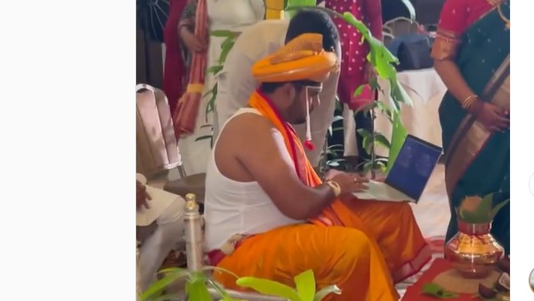 మండపంలో ల్యాప్టాప్తో