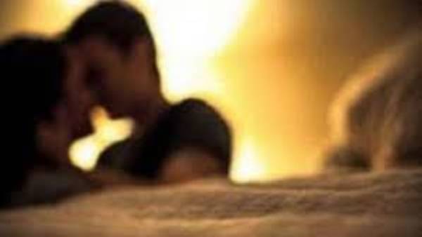 సిక్స్ ప్యాక్ కుర్రాడికి ఫ్రీగా చూపించిన ఆంటీ
