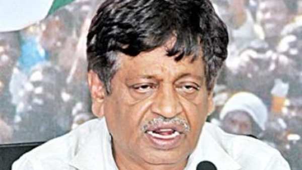 రాజకీయ లబ్ది కోసం ఇరు రాష్ట్రాల సీఎంల ఘర్షణ