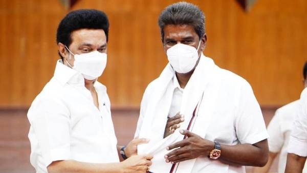 సీఎంకు జై..... కమల్ హాసన్ కు హ్యాండ్