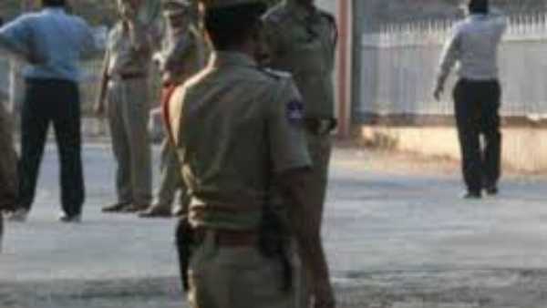 ముగ్గురికి నోటీసులు ఇచ్చిన పోలీసులు