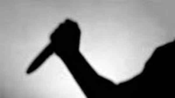 తల్లిని కర్రలతో కొట్టి పొడిచి చంపిన కూతుర్లు