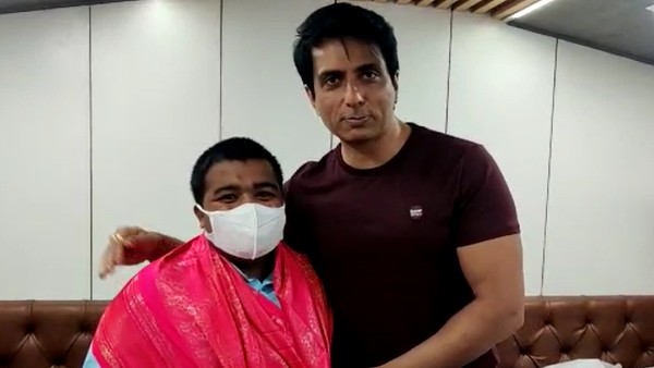 హైదరాబాద్ లో సోను సూద్ ను కలిసిన వరంగల్ జిల్లా నర్సంపేట వాసి