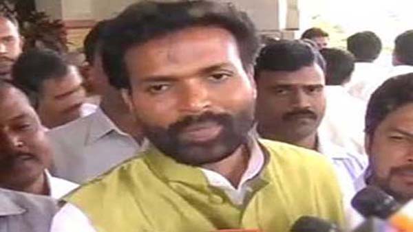 మంత్రి ఇంటి ముందే అరెస్టు