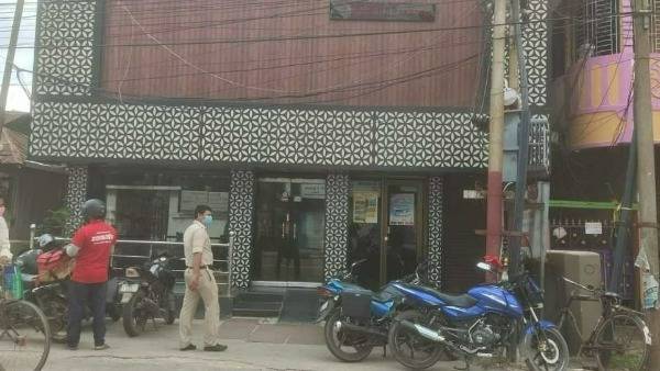 కరోనా భయం.. హోటల్లో నిర్బంధం