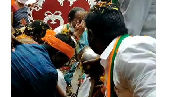 huzurabad by election etela rajender supporters anointed his feet with milk huzurabad by election etela rajender supporters anointed his feet with milk