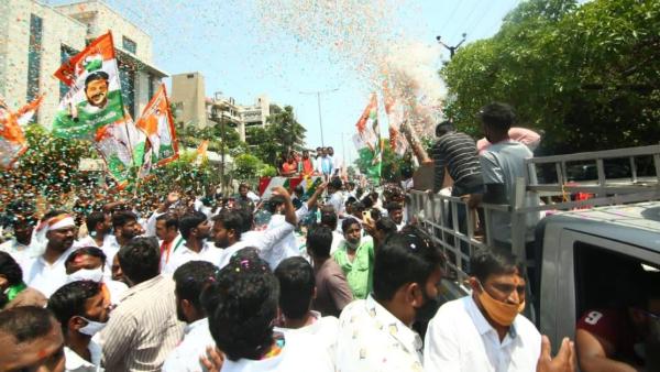 బంజారాహిల్స్లో ఫ్లెక్సీల తొలగింపు