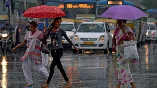 అల్పపీడనానికి అనుబంధంగా ద్రోణి..