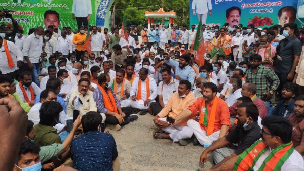 శిలాఫలకం కూల్చేస్తామని సోము హెచ్చరిక
