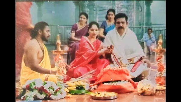 భార్యతో కలిసి పూజలు