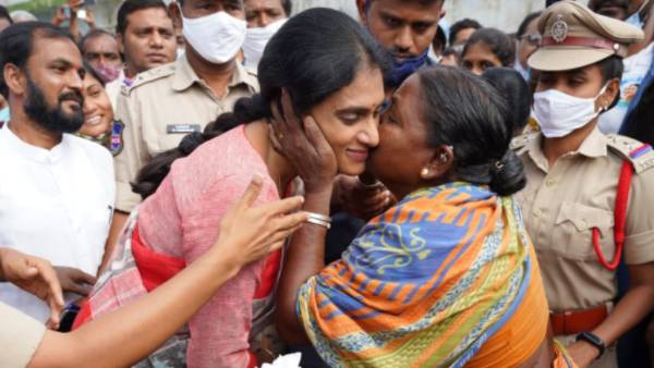 YSRTP Chief YS Sharmila launched Nirudyoga Nirahara Deeksha at Wanaparthy YSRTP Chief YS Sharmila launched Nirudyoga Nirahara Deeksha at Wanaparthy
