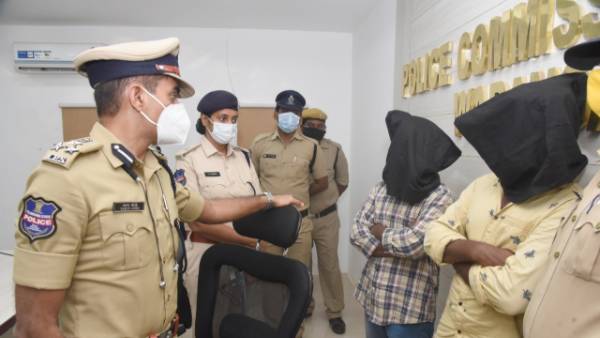 వాహనతనిఖీల్లో పట్టుబడిన దొంగలైన మిత్రులు