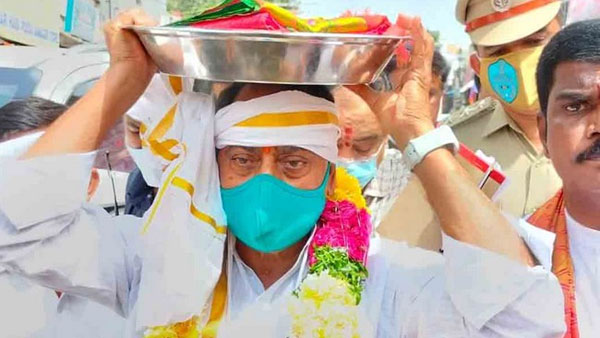 ashada bonalu minister indra karan reddy offers silk cloths to lal darwaza mahankali goddess ashada bonalu minister indra karan reddy offers silk cloths to lal darwaza mahankali goddess