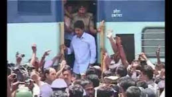 జగన్ మద్దతు దారులు వర్సెస్ ఉద్యమ కారులు..
