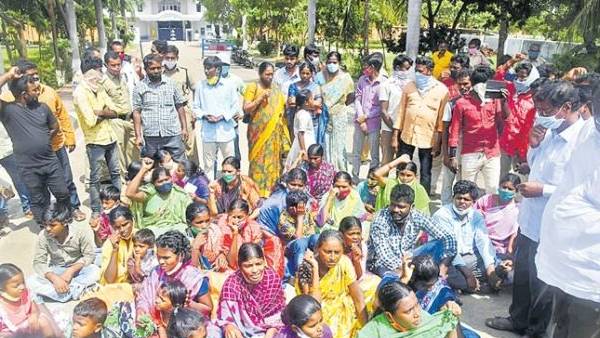 jail staff beaten us, we are toilets cleaned in jail: khammam district farmers after imprisonment. jail staff beaten us, we are toilets cleaned in jail: khammam district farmers after imprisonment.