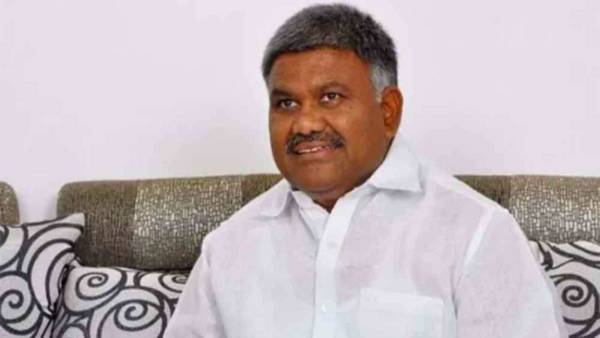 పోటాపోటీగా కార్యక్రమాలతో సిబ్బందికి గందరగోళం