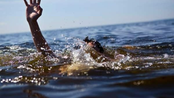 10 children fell into water while playing in a boat .. 9 were safe, a boy was died 10 children fell into water while playing in a boat .. 9 were safe, a boy was died