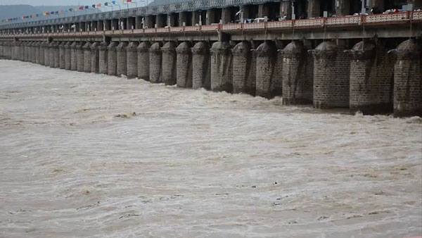 heavy flood alert to prakasam barrage, 5 lakh cusecs of water expected on tomorrow heavy flood alert to prakasam barrage, 5 lakh cusecs of water expected on tomorrow