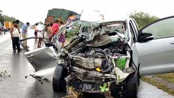 ఘోర రోడ్డు ప్రమాదం: ఇద్దరు మృతి