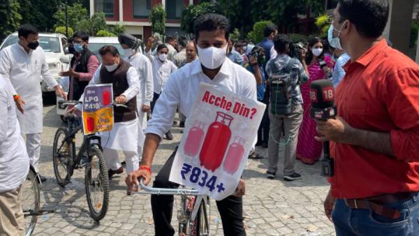 రాహుల్ తో పాటు సైకిల్ ర్యాలీలో పాల్గొన్న టీపీసీసీ చీఫ్ రేవంత్ రెడ్డి